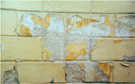 parete con intonaco ammalorato per umidità